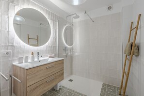 Chuveiro, secador de cabelo, toalhas de banho 