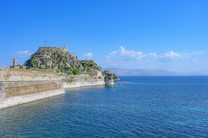 A coastal fortification with a lighthouse, a small building, and a clear view of the sea. - Casa Trenta Otto-j in Corfu (Corfu)