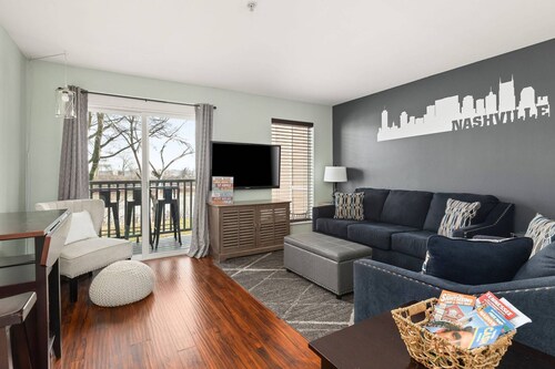 RF1004 ~ King Bed ~ Pool ~ Outdoor space on the River ~ Free Covered Parking ~ 1 Mi to Broadway