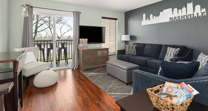 RF1004 ~ King Bed ~ Pool ~ Outdoor space on the River ~ Free Covered Parking ~ 1 Mi to Broadway