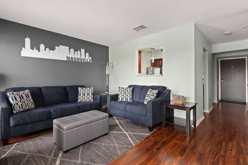 Rf1004 ~ King Bed ~ Pool ~ Outdoor Space On The River ~ Free Covered Parking ~ 1 Mi To Broadway - Nashville, TN