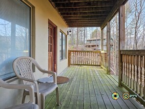 Terrace/patio - Tiger's Den chalet - quiet mountain comfort! (Basye)