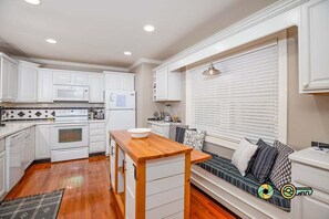 Fridge, microwave, oven, stovetop - On The Rocks! Spacious family-friendly 4BR home w/ bonus room (Basye)