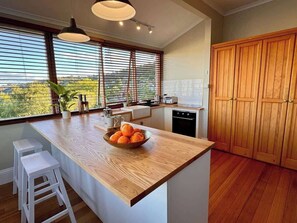 Kylskåp, mikrovågsugn, ugn och spishäll