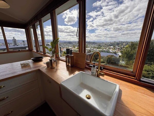 Interior - Cosy Launceston Spa Cottage w Fire Pit and BBQ (West Launceston)