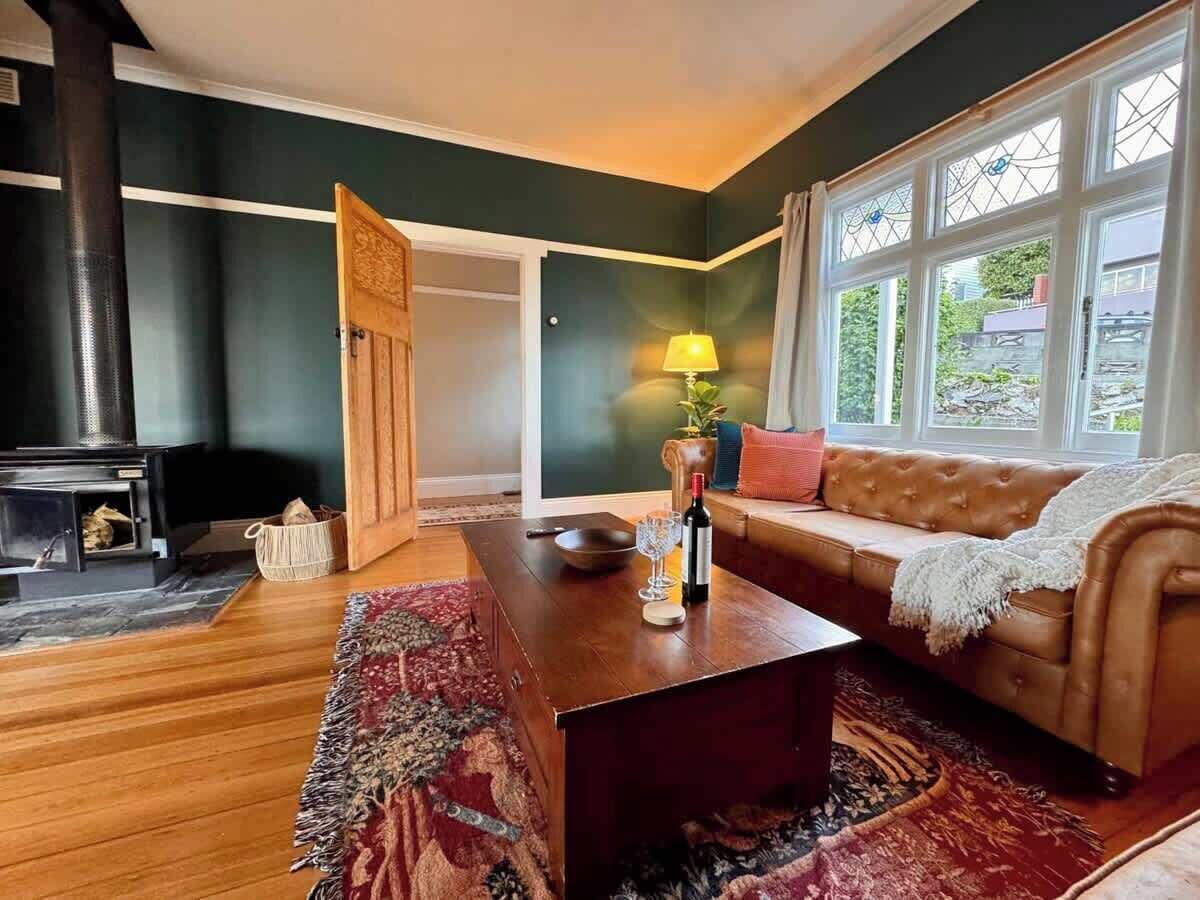 Una televisión, una chimenea