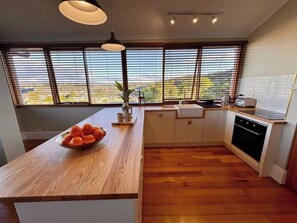 Fridge, microwave, oven, stovetop - Cosy Launceston Spa Cottage w Fire Pit and BBQ (West Launceston)