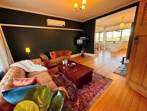 TV, fireplace - Cosy Launceston Spa Cottage w Fire Pit and BBQ (West Launceston)