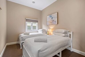 3 habitaciones, tabla de planchar con plancha, wifi y ropa de cama 