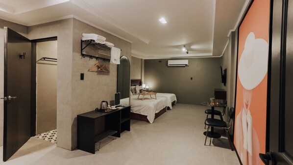 Ropa de cama de alta calidad, cubrecamas y minibar 