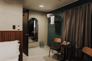 Ropa de cama de alta calidad, cubrecamas y minibar 