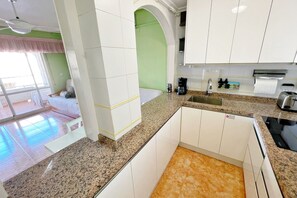 Fridge, microwave, oven, stovetop - Los Náufragos - close to the beach apartment in Torrevieja (Torrevieja)