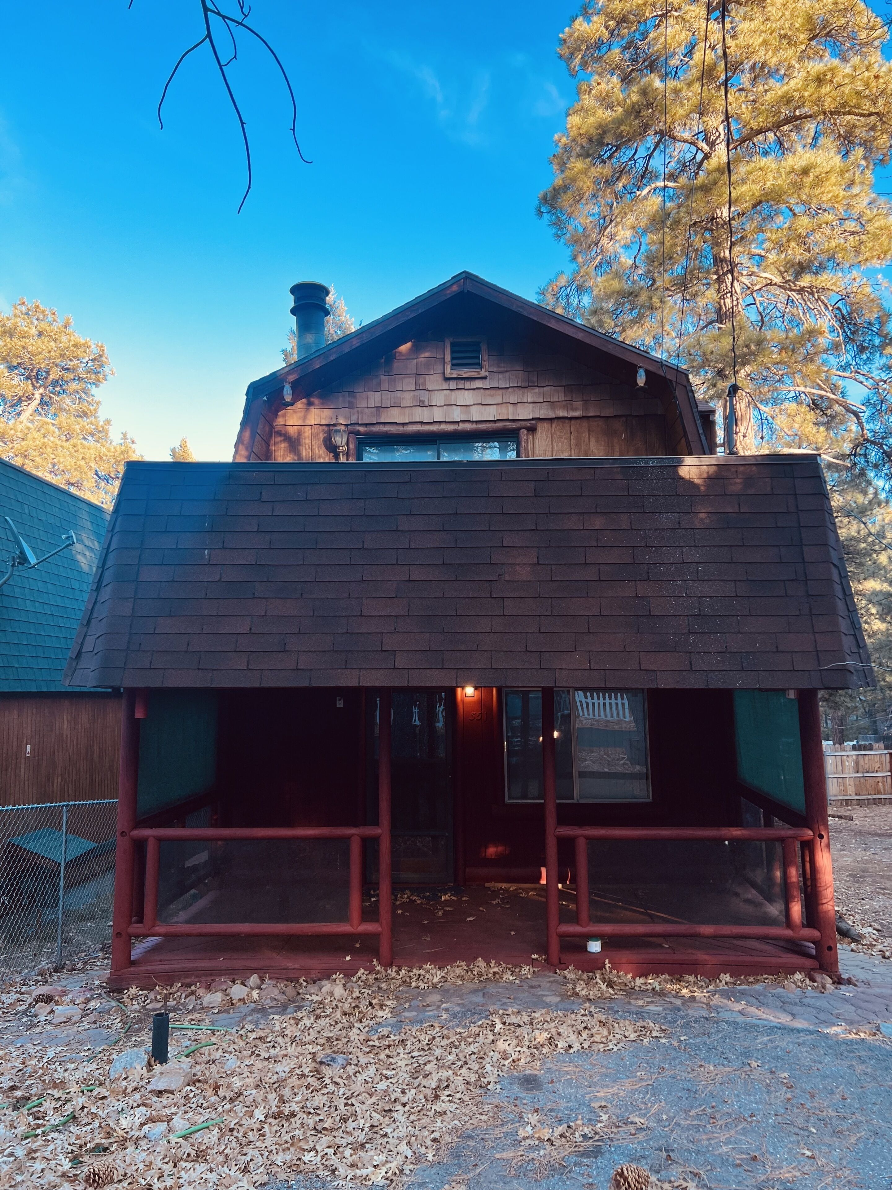 Cozy Big Bear Cabin w/ multiple decks. 10 minutes to the Lake and Restaurants! 