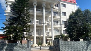 A multi-story building with a central entrance, columns, and a sign for Siliguri Club. - Siliguri Club (Jalpaiguri)