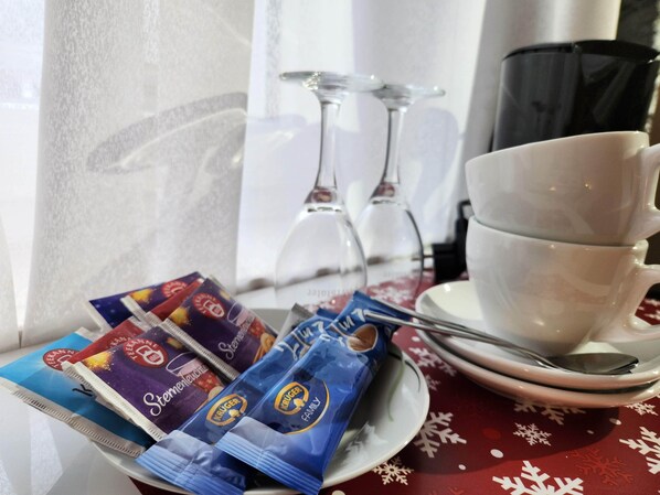 Una mesa con un plato de barras de chocolate, una taza y una cuchara.