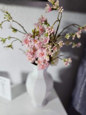 A white vase with pink flowers on a white surface. - Room in Guest Room - City Hotel - Double Room 117 (Rastatt)