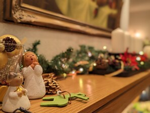 A wooden shelf with various decorative items including a figurine, a pine cone, and a small Christmas tree. - Room in Guest Room - City Hotel - Double Room 117 (Rastatt)