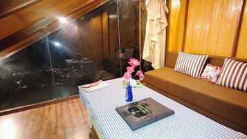 Deluxe Twin Room | Desk, free WiFi