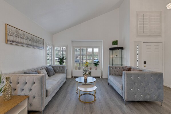 Smart TV, fireplace - Serenity Suite; luxury retreat in the heart of Vegas (Las Vegas)