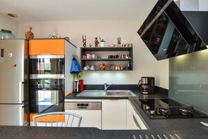 Fridge, microwave, oven, stovetop - Peaceful Forest Stay in Pédernec (Pedernec)