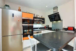 Kühlschrank, Mikrowelle, Ofen, Herdplatte
