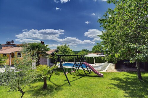 Villa in Bakši mit Pool und Spielplatz
