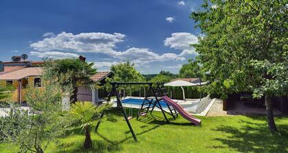 Villa in Bakši mit Pool und Spielplatz