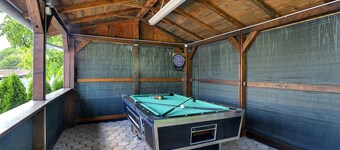 Villa i Bakši med Pool og Legeplads