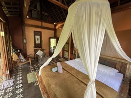 1 bedroom, desk, soundproofing