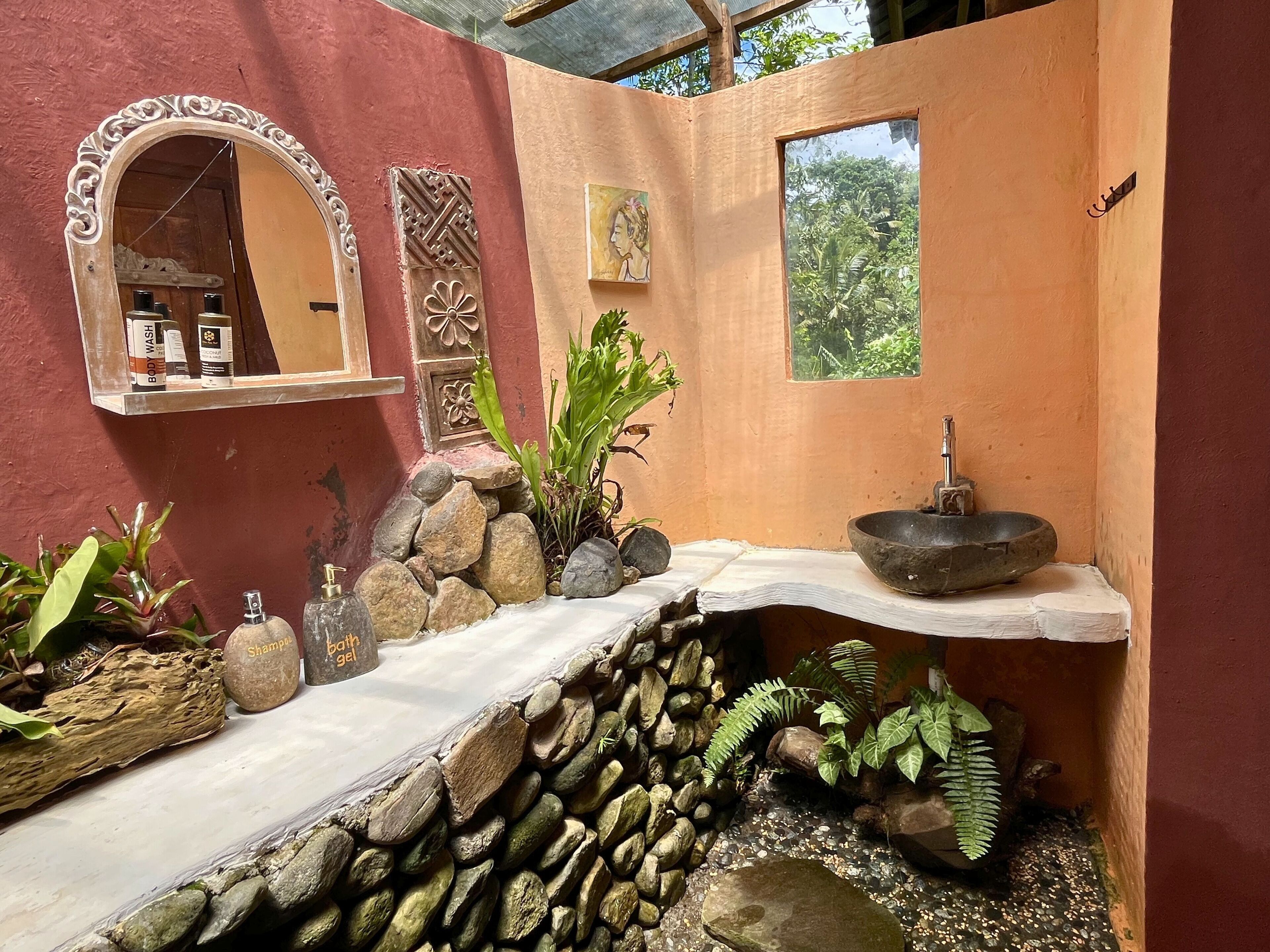 ของใช้ในห้องน้ำฟรี, รองเท้าสวมภายในห้อง