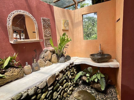 Free toiletries, slippers. duegoal farmhouse