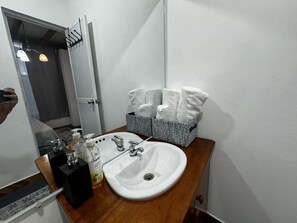 Chuveiro, secador de cabelo, toalhas de banho, sabonete