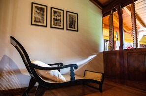 Premium Family Suite with Sitting Area - Evening Tea & Extended Check-in & Check-out | 1 dormitorio, minibar, caja fuerte y escritorio