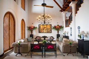 Smart TV de 42 pulgadas con canales por cable, libros