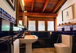 A bathroom with a sink, toilet, and windows. - Nyne Hotels Landesi - Galle Fort (Galle)