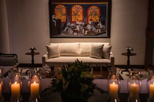 Smart TV de 42 pulgadas con canales por cable, libros