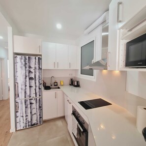 Fridge, microwave, oven, stovetop - G11_nice 4 Bedrooms Apartment With Balcony, in Sagrada Familia. Exiample (Barcelona)