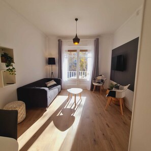 Smart TV - G11_nice 4 Bedrooms Apartment With Balcony, in Sagrada Familia. Exiample (Barcelona)
