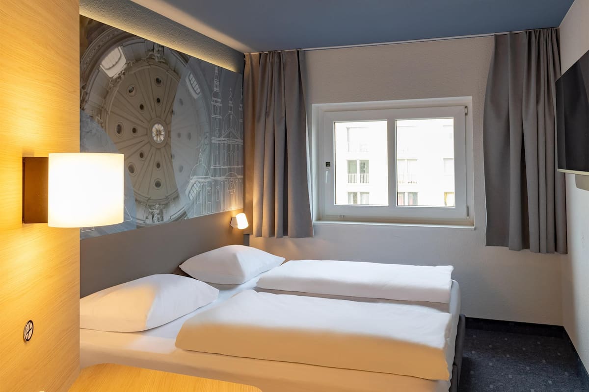 Quarto casal (French bed) | 1 quarto, cortinas blackout, quartos Ć prova de som, Wi-Fi de cortesia
