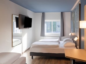 Quarto triplo | 1 quarto, cortinas blackout, quartos Ć prova de som, Wi-Fi de cortesia