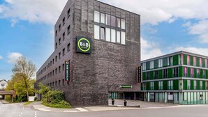 Ein modernes Bed and Breakfast Hotel mit Ziegelaußenwand und großen Fenstern.