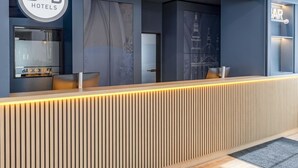 Ein Empfangsschalter mit modernem Design, versehen mit dem Logo von B&B Hotels.