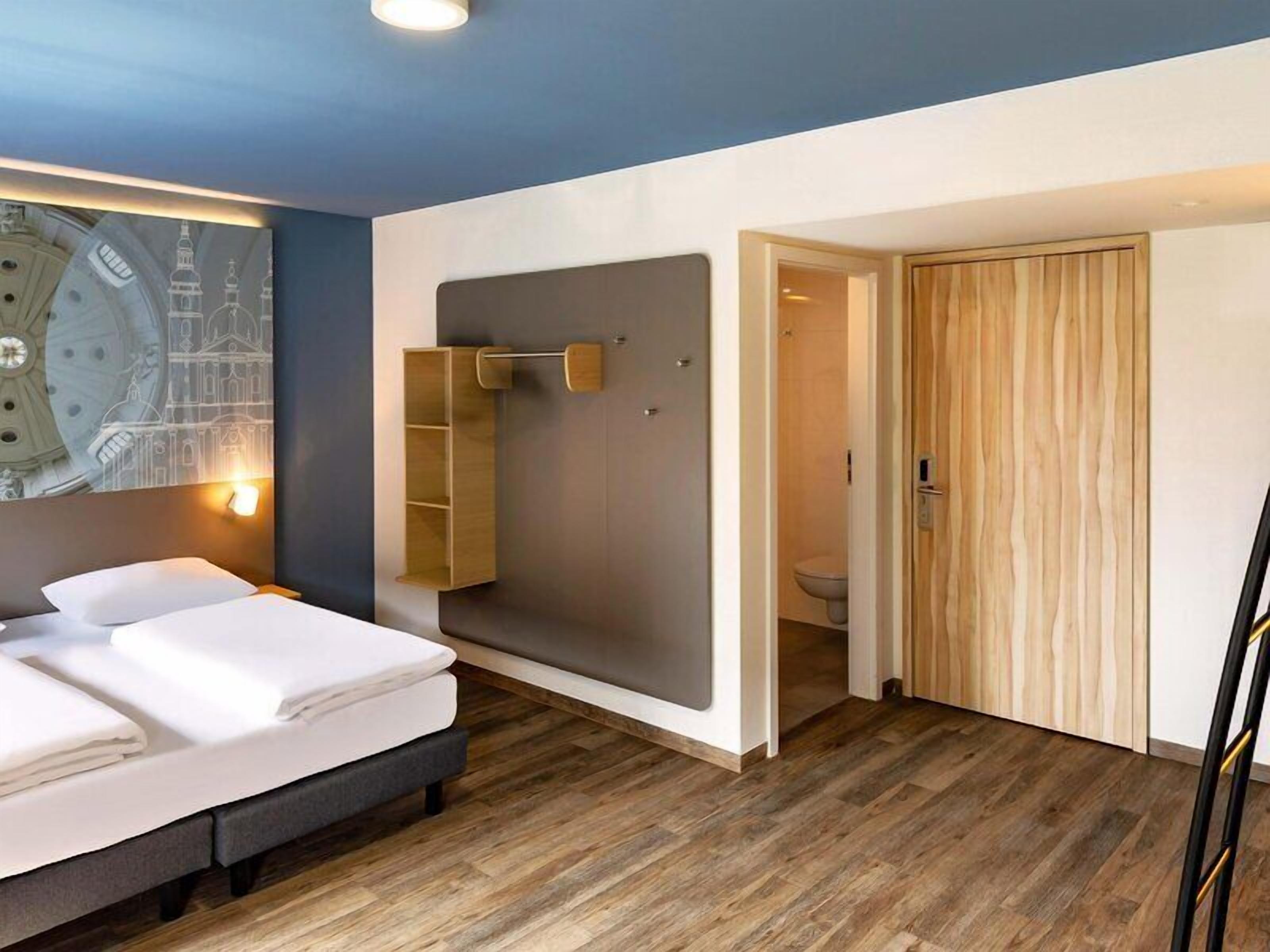 Blackout curtains, soundproofing, free WiFi