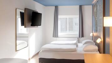 Dreibettzimmer | VerdunkelungsvorhÀnge, schallisolierte Zimmer, kostenloses WLAN