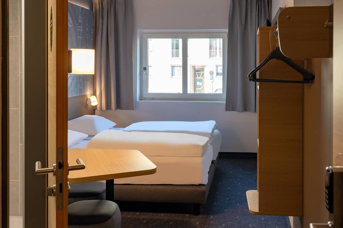 Twin Room | 1 bedroom, blackout drapes, soundproofing, free WiFi