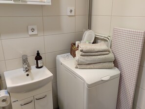 Haartrockner, Handtücher, Shampoo, Toilettenpapier