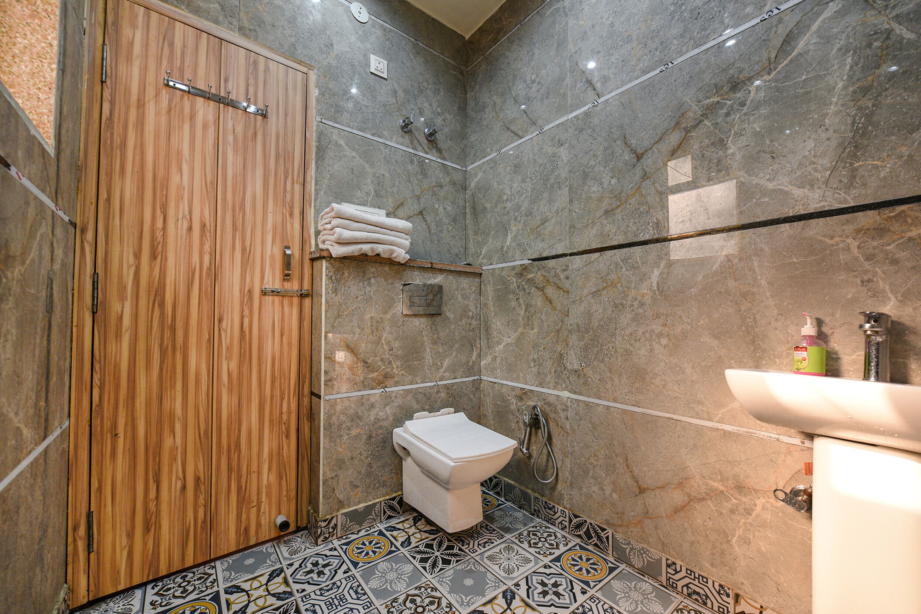 Douche, douche à « effet pluie », articles de toilette gratuits