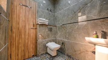 Douche, douche à « effet pluie », articles de toilette gratuits
