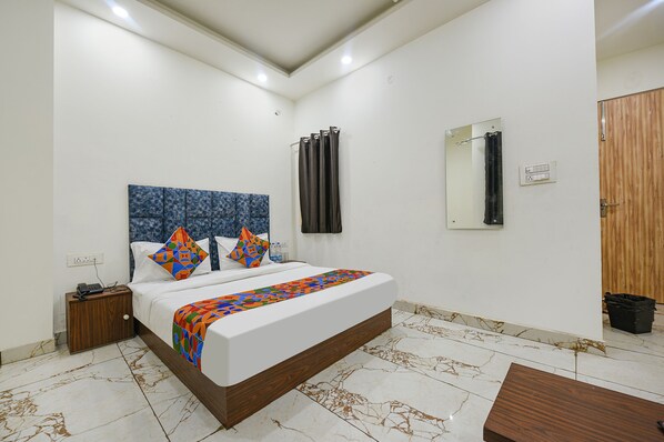 Deluxe Room | Egyptian cotton sheets, premium bedding, in-room safe, free WiFi - FabExpress Divya Villa (New Delhi)