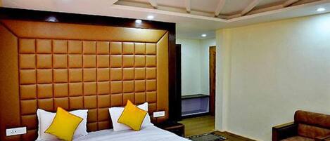 Egyptian cotton sheets, premium bedding, in-room safe, free WiFi